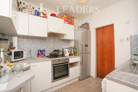 1 bedroom in a house share to rent - Photo 3