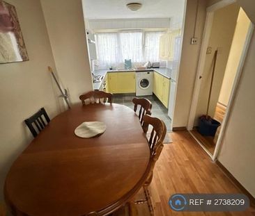 1 bedroom in a flat share to rent - Photo 2