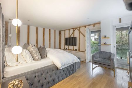 A high specification four-bedroom Barn conversion with additional one bedroom apartment. - Photo 4