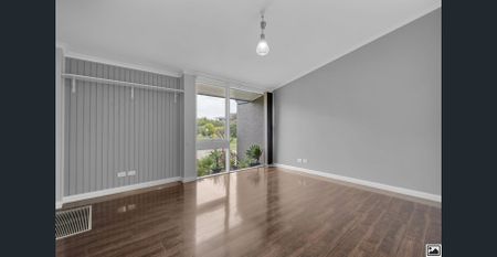 Spacious Family Home with Pool in a Cul-de-Sac - Photo 2