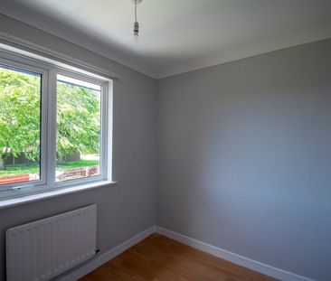 Large 3 Bed Terraced house in Throop - Photo 1