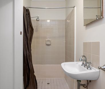Light & Breezy First-Floor Unit in Quiet Cul-de-Sac - Photo 4