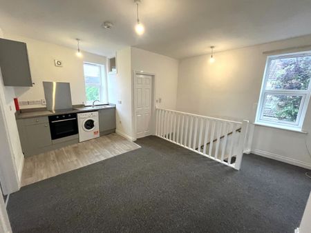 Recently refurbished two bedroom flat - Photo 5