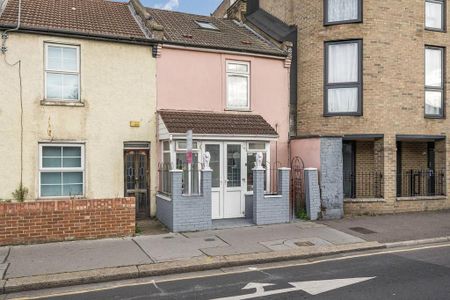 4 bedroom terraced house to rent - Photo 5