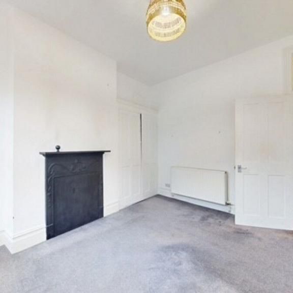 4 bedroom flat to rent - Photo 1