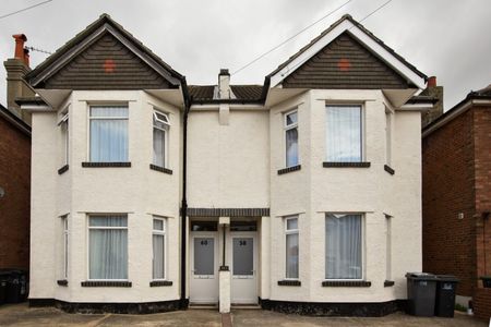 Student House on Stewart Road, Charminster - Photo 4