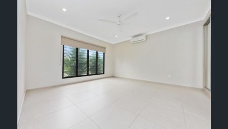 Stunning family home in a prime location! - Photo 4