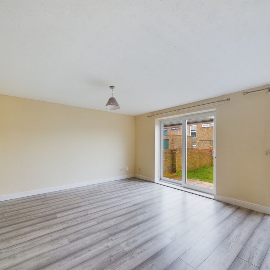 4 bed end of terrace house to rent in Canterbury Way, Stevenage, SG1 - Photo 1