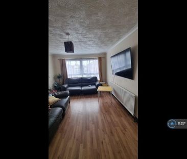 3 bedroom flat to rent - Photo 4