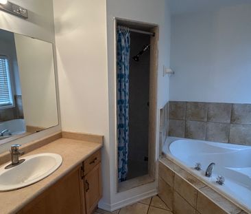 For Lease - 7 Arabia Gate, Brampton, Ontario - Photo 2