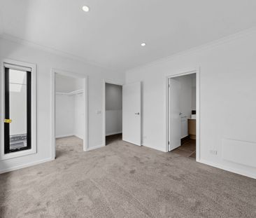 4 Bedroom Family Living in the Heart of Point Cook! - Photo 2