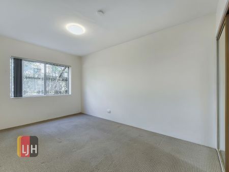 CENTRALLY LOCATED, 3 BEDROOM UNIT WITH A/C! - Photo 5