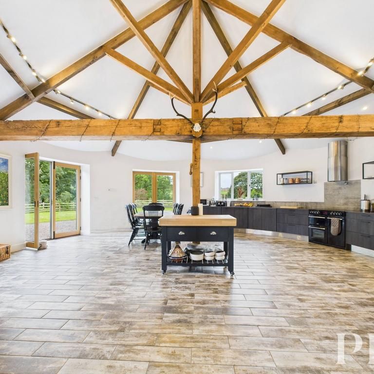 5 bedroom barn conversion to rent - Photo 1