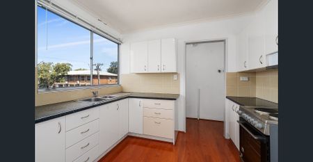 Two bedroom unit in prime location - Photo 3