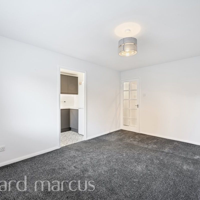 Redford Close, FELTHAM - Photo 1