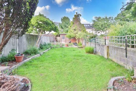 3 bedroom end of terrace house to rent - Photo 4