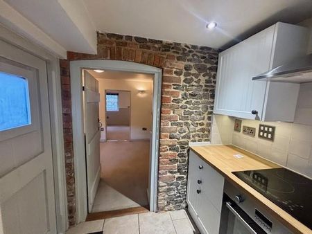2 bedroom character property to rent - Photo 4