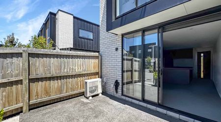 Modern 2-Bedroom, 2-Bathroom Townhouse with Courtyard – Addington - Photo 4