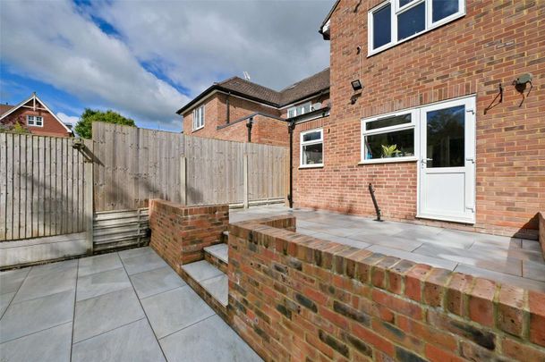 A beautifully updated four-bedroom family home located 0.5 miles from the Marlow High Street - Photo 1