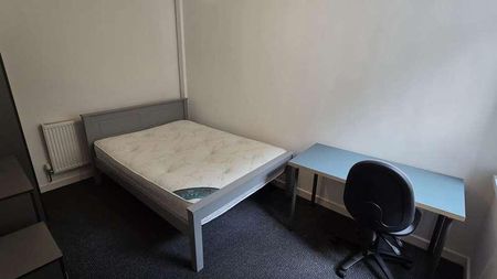 Lenton Boulevard // Bed Student House, NG7 - Photo 5