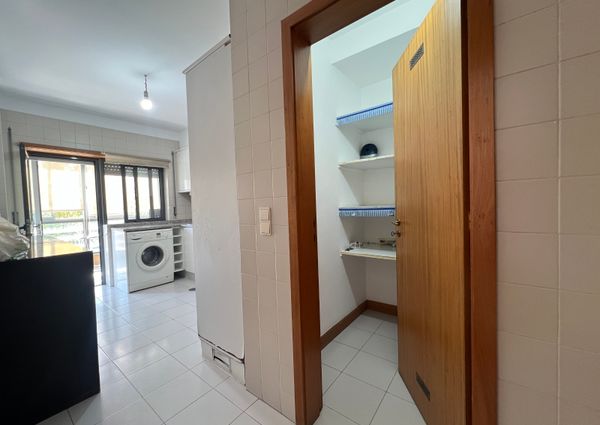 Fantástico Apartamento T2 Mobilado com Garagem e Arrumos