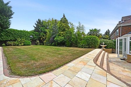 A modern neutrally decorated five bedroom, two bathroom detached house with four receptions and a swimming pool - Photo 5