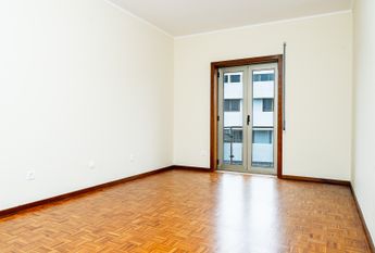 2+1 Bedroom Apartment in Canidelo (Remodeled)