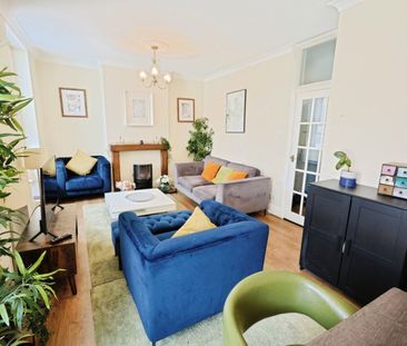 2 bedroom Flat To Let - Photo 2