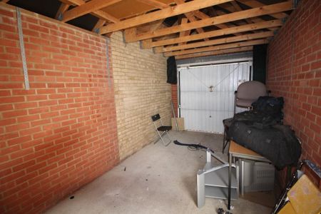 1 bedroom in a house share to rent - Photo 2