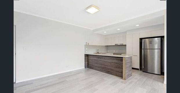 Modern Living in a Secure Varsity Lakes Community - Photo 1