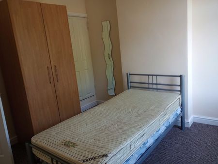 2 Bed Terraced House, Gladys Road, B67 - Photo 4