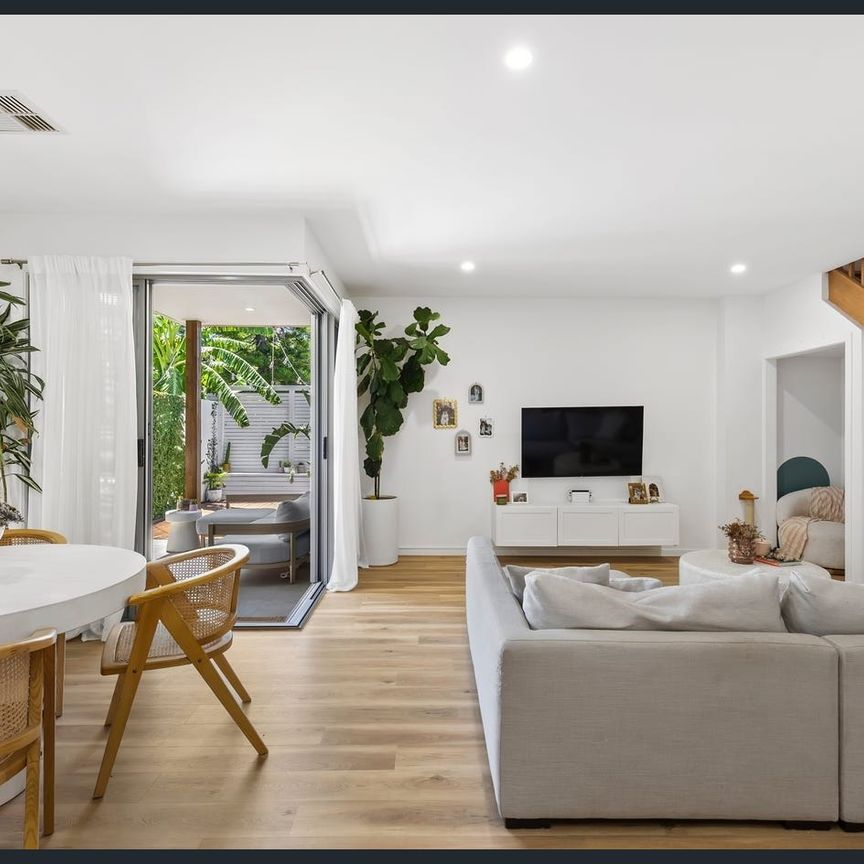 STUNNING HOME - METRES TO G-LINK LIGHT RAIL - CONVENIENT SOUTHPORT LOCATION - Photo 1