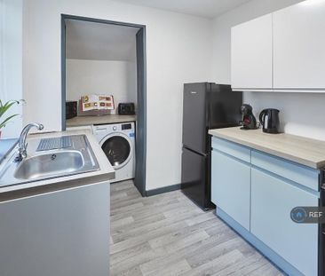 1 bedroom in a house share to rent - Photo 2