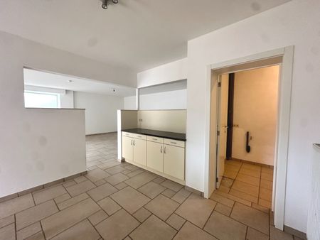 Ruim gelijkvloers appartement met terras en garage. - Photo 3