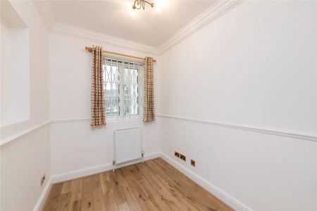 3 bedroom flat in Hampstead - Photo 3