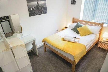 1 bedroom in a house share to rent - Photo 2