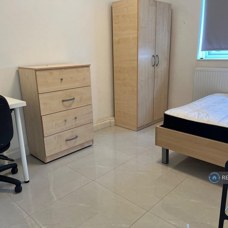 1 bedroom in a flat share to rent - Photo 1