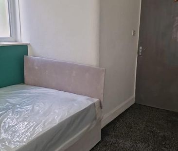 1 bedroom in a flat share to rent - Photo 3