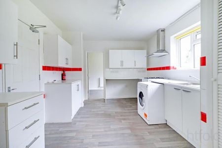 4 bedroom end of terrace house to rent - Photo 3