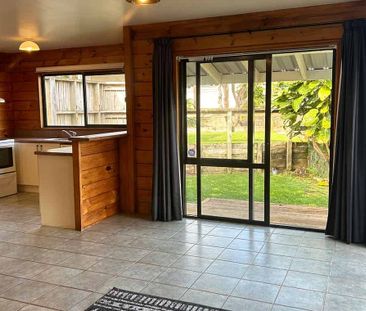 Charming 2BR Howick Haven w/ Garden - Photo 4