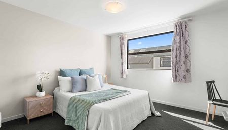 4 bedroom townhouse- stones throw from Hagley park - Photo 2