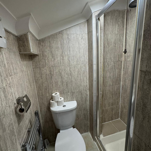 1 bedroom in a house share to rent - Photo 2