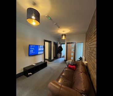 7 Bed Flat, Smithdown Road, L15 - Photo 1