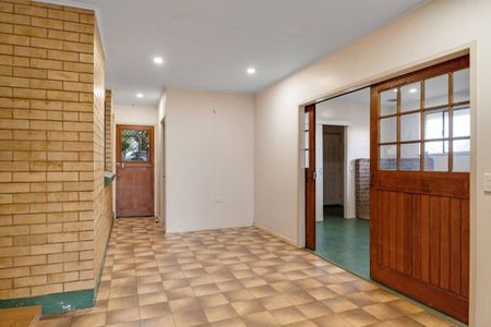 Spacious Family Home! - Photo 2