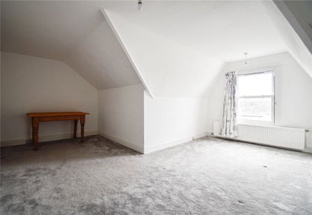 Well presented 5/6 bedroom terraced house to rent in the centre of Cambridge, within walking distance of the Railway Station. Rear enclosed garden with patio area. GCH. Driveway Parking. Local amenities close by. Unfurnished. - Photo 5