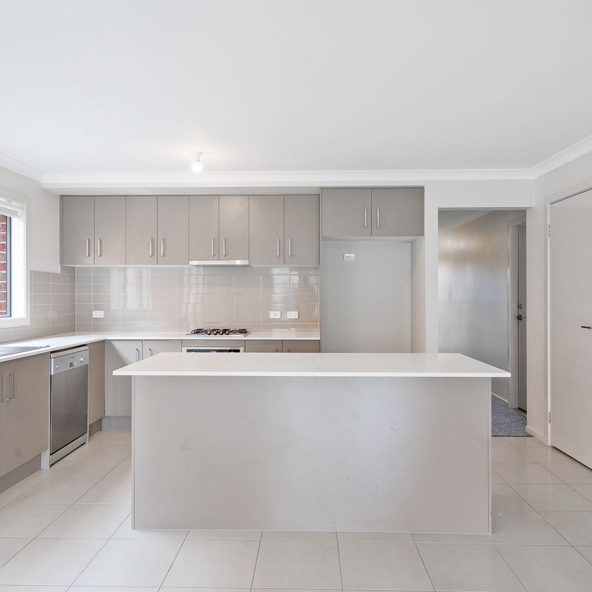 10 Isabel Street, Pakenham VIC 3810 - House For Rent | Domain - Photo 1