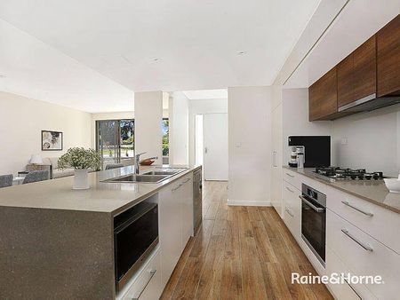 Luxury 3 Bedroom Townhouse - Close To Town - Photo 3