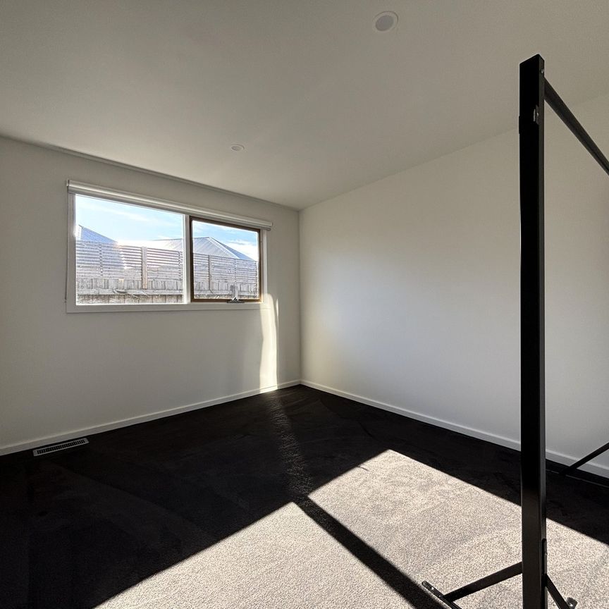 Dual Living!- 4 bedroom 2 bathroom and 2 kitchens! - Photo 1