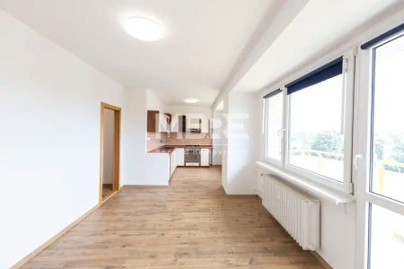 Světlý byt 2+kk s balkonem a krásným výhledem | Bruntál - Photo 2