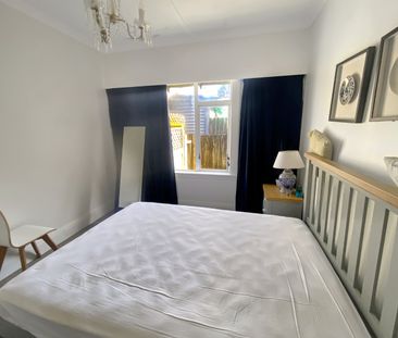 Spacious 3-Bedroom Home with Sea Views & Ample Parking - Photo 4